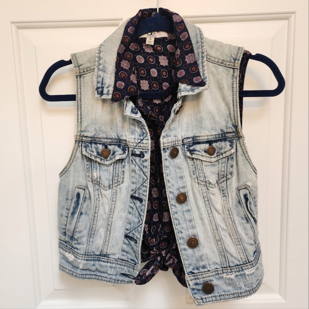 Sleeveless Blouse - Medallion Style Print